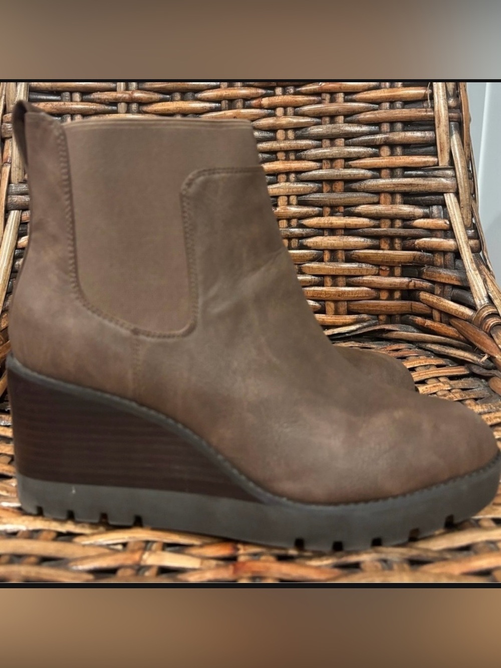 Crown Vintage Marleen Wedge Chelsea Boots Brown Size 9.5 Great condition!
